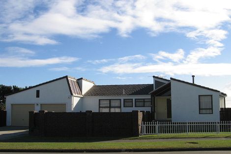 Photo of property in 17 Ara Kuaka, Waikanae Beach, Waikanae, 5036