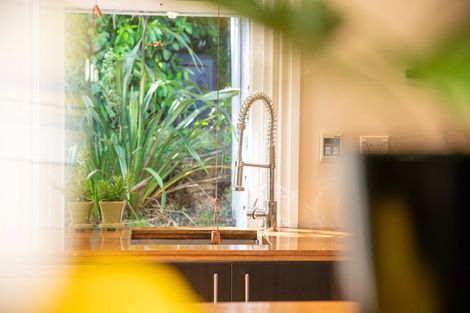 Photo of property in 58 Fairview Crescent, Kelburn, Wellington, 6012