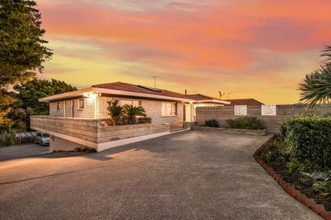 Photo of property in 16 Banksia Place, Goodwood Heights, Auckland, 2105