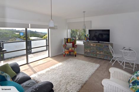Photo of property in 7a Cheyne Walk, Newlands, Wellington, 6037