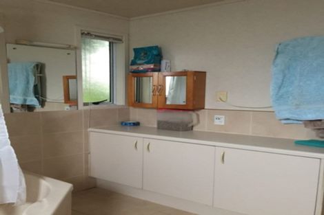 Photo of property in 293 Boord Crescent, Kumeu, 0891