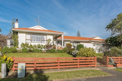 Photo of property in 40 Eruini Street, Waikanae Beach, Waikanae, 5036