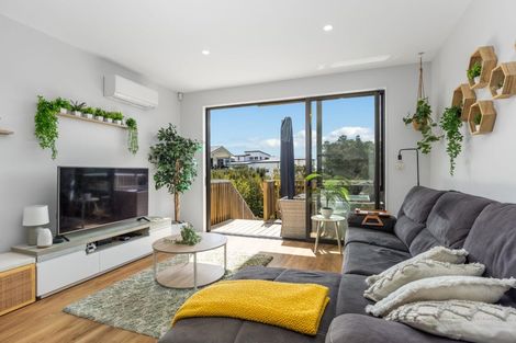 Photo of property in 11a Rockpool Road, Orewa, 0931
