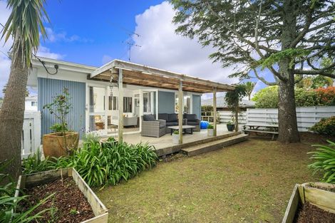 Photo of property in 1/1 Tainui Street, Torbay, Auckland, 0630