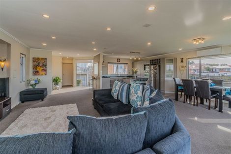 Photo of property in 4313a Great North Road, Glendene, Auckland, 0602