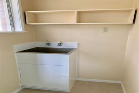 Photo of property in 2/8 Anne Road, Hillcrest, Auckland, 0627