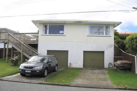 Photo of property in 22 Longcroft Terrace, Newlands, Wellington, 6037