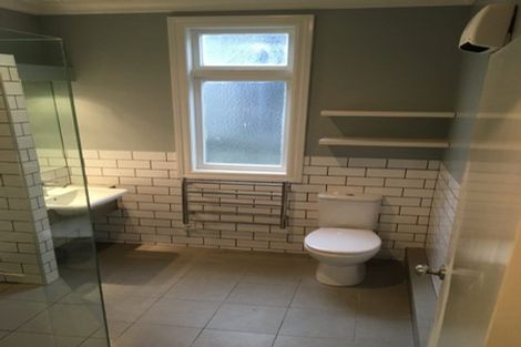 Photo of property in 122 Rongotai Road, Kilbirnie, Wellington, 6022