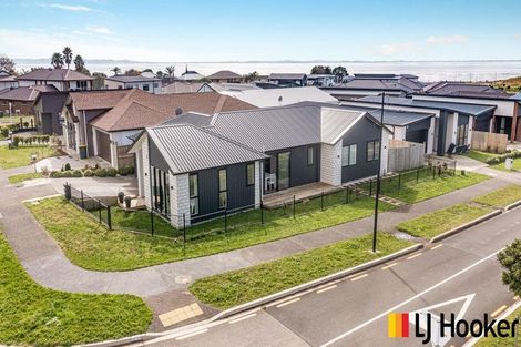 Photo of property in 2 Poutawa Lane, Clarks Beach, 2122