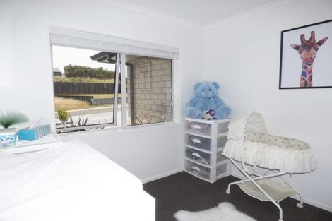 Photo of property in 12 Oakmont Crescent, Waiwhakaiho, New Plymouth, 4312