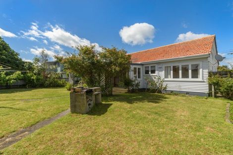Photo of property in 15 Ngatai Road, Otumoetai, Tauranga, 3110