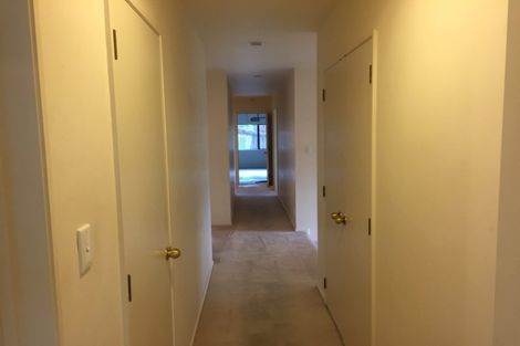 Photo of property in 21 Taupiko Place, Green Bay, Auckland, 0604