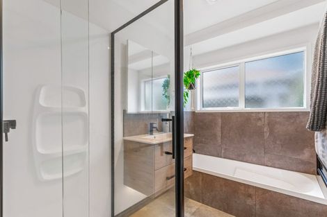 Photo of property in 1/32 Neil Avenue, Te Atatu Peninsula, Auckland, 0610