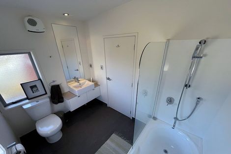 Photo of property in 76h Edmonton Road, Henderson, Auckland, 0612