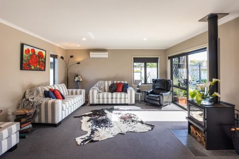Photo of property in 95a Schnell Drive, Kelvin Grove, Palmerston North, 4414