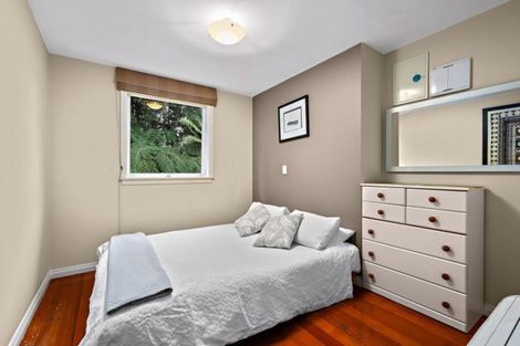 Photo of property in 37 Quinns Road, Waiatarua, Auckland, 0612