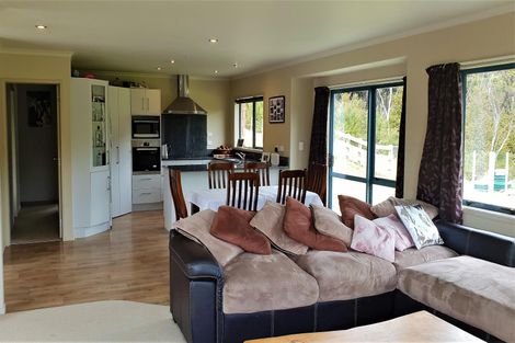 Photo of property in 136 Stratford Drive, Cable Bay, 0420