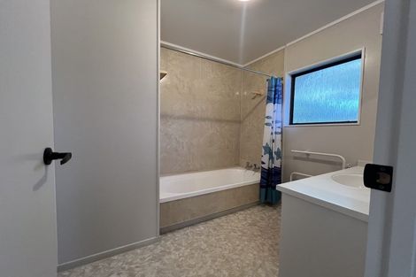 Photo of property in 16 Shearwater Street, One Tree Point, 0118