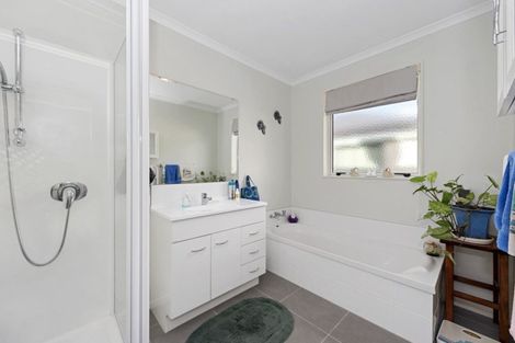 Photo of property in 8 Ruske Place, Grandview Heights, Hamilton, 3200