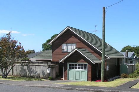 Photo of property in 2/11 Seaview Avenue, Northcote, Auckland, 0627