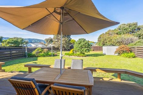 Photo of property in 114 Field Way, Waikanae Beach, Waikanae, 5036