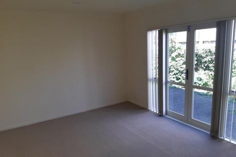 Photo of property in 4 Highgrove Lane, Totara Vale, Auckland, 0632