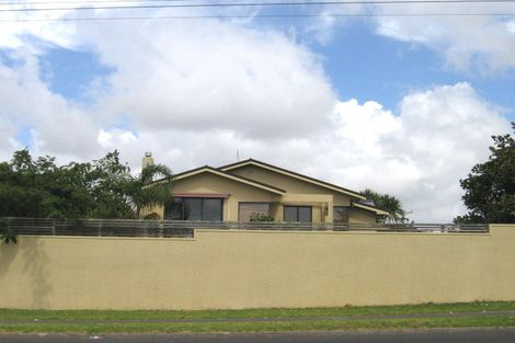 Photo of property in 2/96 East Coast Road, Forrest Hill, Auckland, 0620