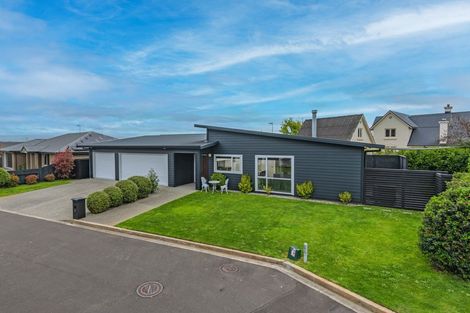 Photo of property in 4 D'urville Place, Kelvin Grove, Palmerston North, 4414