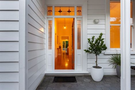 Photo of property in 17b Rodney Road, Northcote Point, Auckland, 0627