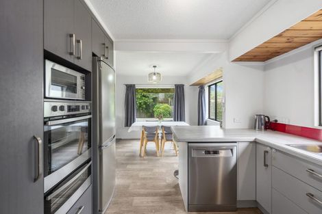 Photo of property in 7 Rika Place, Kawaha Point, Rotorua, 3010