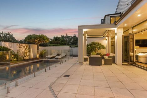 Photo of property in 235 Bleakhouse Road, Mellons Bay, Auckland, 2014