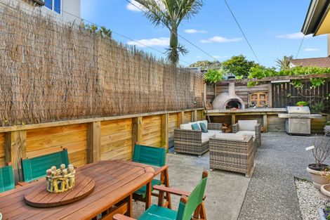 Photo of property in 2/11 The Rosebowl, Sunnyhills, Auckland, 2010