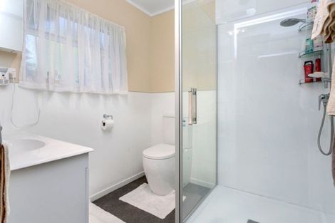 Photo of property in 321 Shakespeare Street, Leamington, Cambridge, 3432