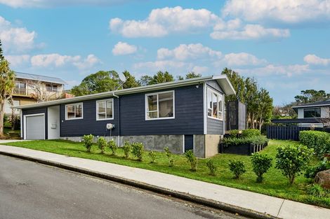 Photo of property in 18 Bloomsbury Grove, Newlands, Wellington, 6037