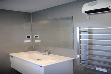 Photo of property in 7/11 Oteha Valley Road, Northcross, Auckland, 0632