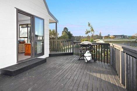 Photo of property in 2/8 Sunward Rise, Glenfield, Auckland, 0629