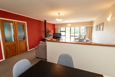 Photo of property in 9 Pinkerton Grove, Newlands, Wellington, 6037