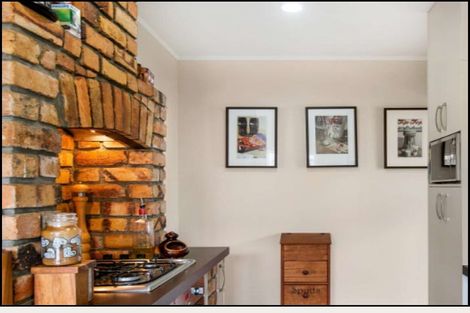 Photo of property in 1 Waiari Road, Conifer Grove, Takanini, 2112