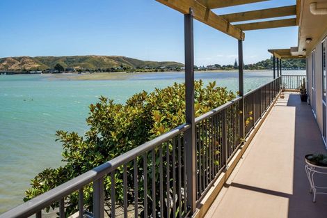 Photo of property in 18 Trevor Terrace, Paremata, Porirua, 5024