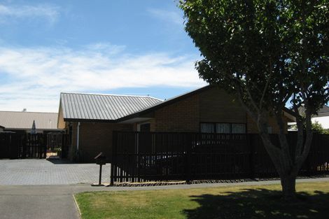 Photo of property in 1/1 Brockhall Lane, Avonhead, Christchurch, 8042