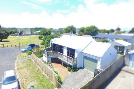 Photo of property in 4 Rangitane Grove, Waitarere Beach, Levin, 5510