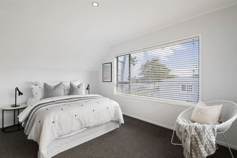 Photo of property in 2/10 Knights Road, Rothesay Bay, Auckland, 0630