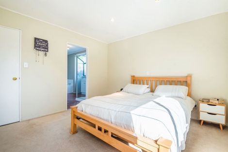 Photo of property in 2/41 Radiata Lane, Chatswood, Auckland, 0626