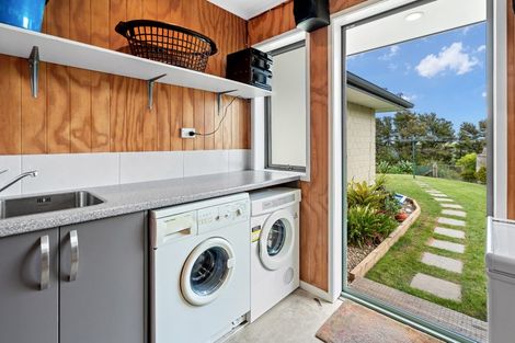 Photo of property in 14 Ngapuke Lane, Parua Bay, Onerahi, 0192