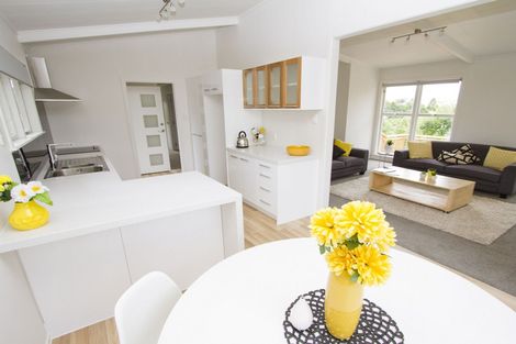 Photo of property in 13 Lantana Road, Green Bay, Auckland, 0604