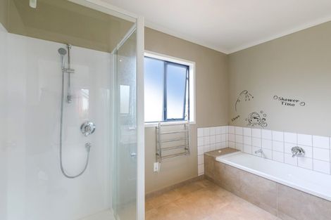 Photo of property in 13 Sonoma Crescent, Oteha, Auckland, 0632