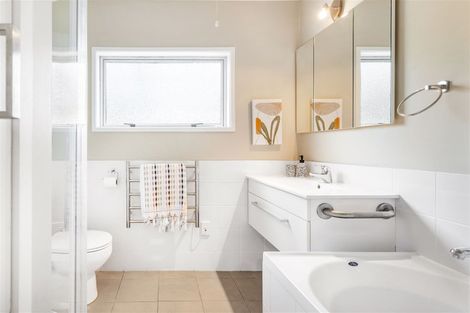 Photo of property in 28 Dawnhaven Drive, Te Atatu Peninsula, Auckland, 0610