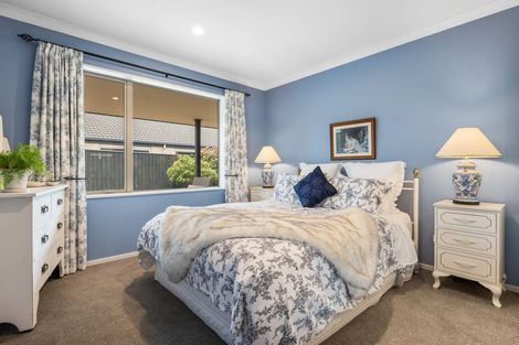 Photo of property in 92 Willowview Drive, Redwood, Christchurch, 8051