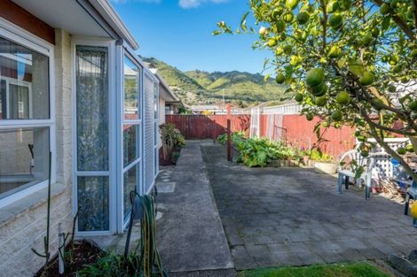 Photo of property in 6 Cranbrook Grove, Waikanae, 5036