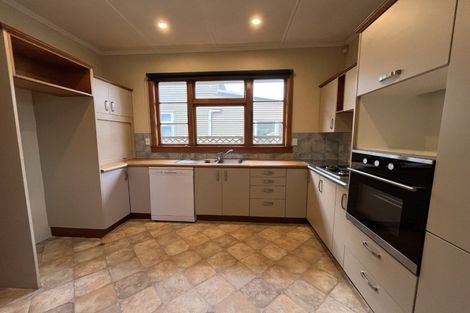 Photo of property in 28 Pahiatua Street, Hokowhitu, Palmerston North, 4410